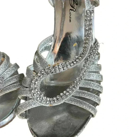 Wild Rose Metallic Silver Heeled Sandals sz 6​ - Picture 3 of 8